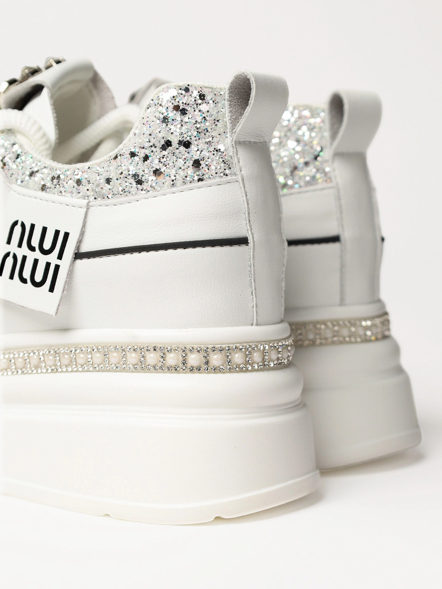 Кеды белого цвета со стразами и блестками на высокой платформе